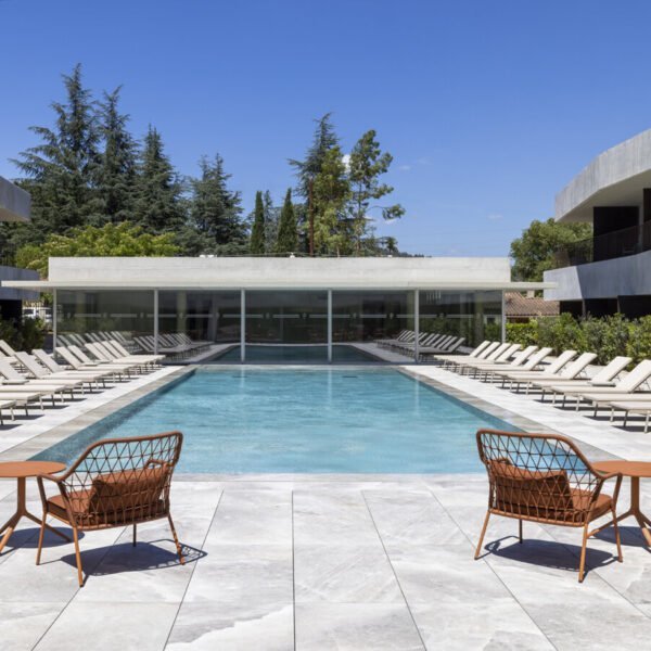 Piscine et transat au bord de l'eau de l'Hôtel & Spa Villa Castellane à Gréoux-les-Bains dans les Alpes-de-Haute-Provence en Provence-Alpes-Côte d'Azur