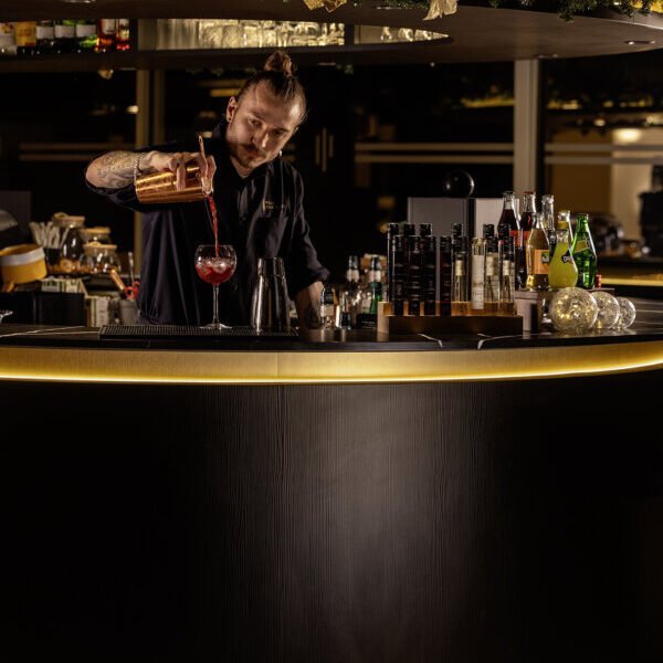 Barman préparant un cocktail au bar de l'Hôtel & Spa Villa Castellane à Gréoux-les-Bains dans les Alpes-de-Haute-Provence en Provence-Alpes-Côte d'Azur