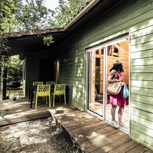 Hébergement mobil home familial et sa terrasse du camping Les Ventoulines dans la Dordogne Dordogne en Nouvelle Aquitaine à Domme