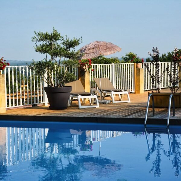 Piscine chauffée extérieure du camping Les Ventoulines dans la Dordogne Dordogne en Nouvelle Aquitaine à Domme