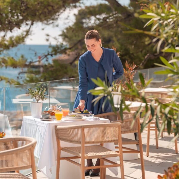 Tables du restaurant "L'oursin" en terrasse avec vue sur la Méditerranée du Bleu Hôtel & Spa dans les Bouches-du-Rhône en Provence-Alpes-Côte d'Azur à Carry-le-Rouet