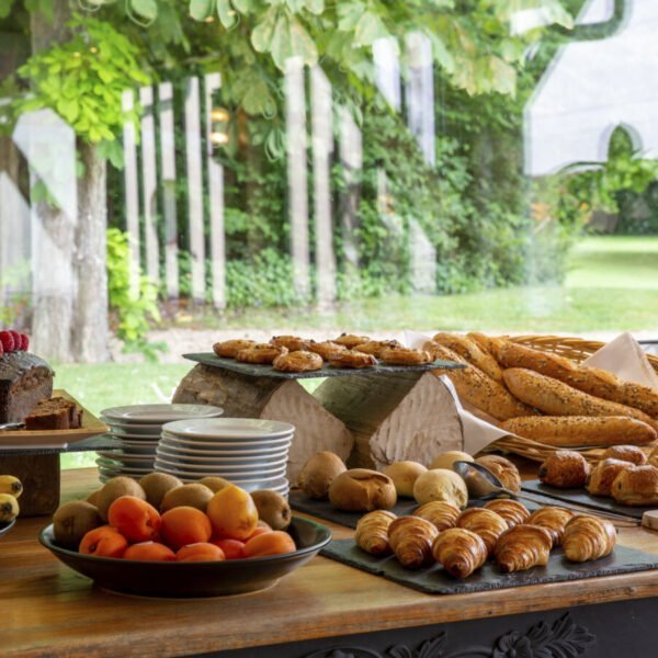 Buffet du petit déjeuner en face du parc de deux hectares des Demeures de Varennes ****, BW Signature Collection à Varennes-Jarcy en Essonne en île-de-France