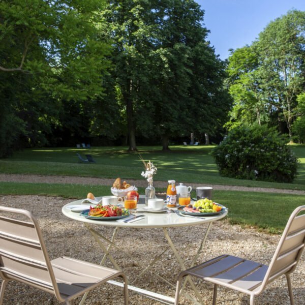 Table du petit déjeuner en face du parc de deux hectares des Demeures de Varennes ****, BW Signature Collection à Varennes-Jarcy en Essonne en île-de-France