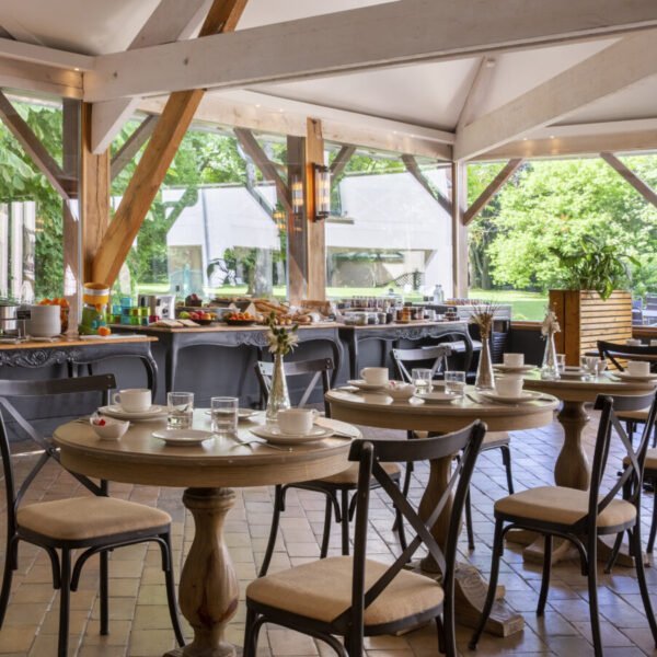 Terrasse extérieure couverte du restaurant bistronomique "La Table de Varennes" des Demeures de Varennes ****, BW Signature Collection à Varennes-Jarcy en Essonne en île-de-France