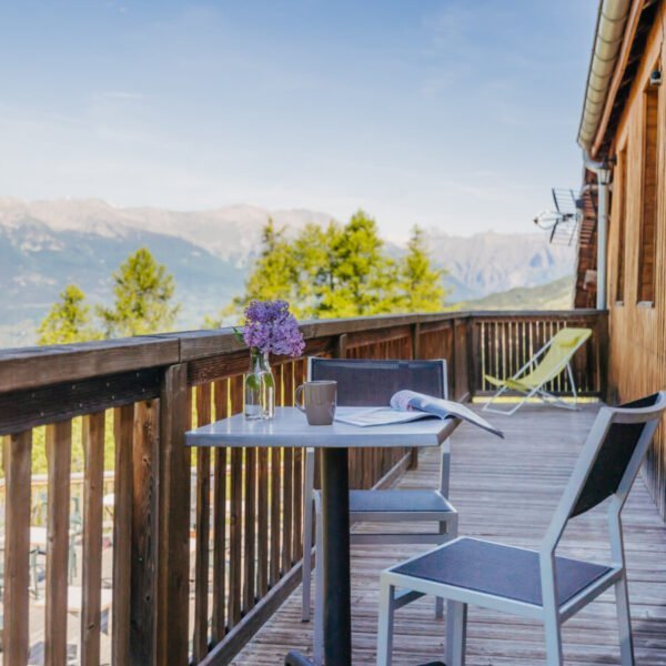 Terrasse avec vue sur les Alpes d'un hébergement de la résidence familiale Sunelia les Logis d'Orres dans les Hautes-Alpes en Provence-Alpes-Côte d'Azur à Les Orres