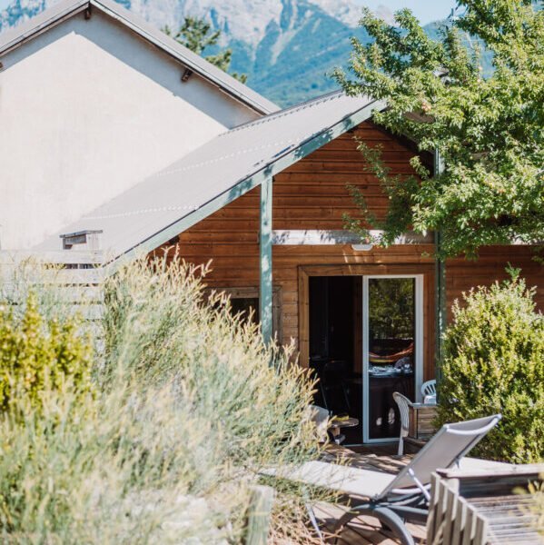 Hébergement avec espace extérieure avec vue sur le lac Serre-Ponçon et sur les Alpes du camping Sunelia La Presqu'île **** dans les Hautes-Alpes en Provence-Alpes-Côte d'Azur à Prunières