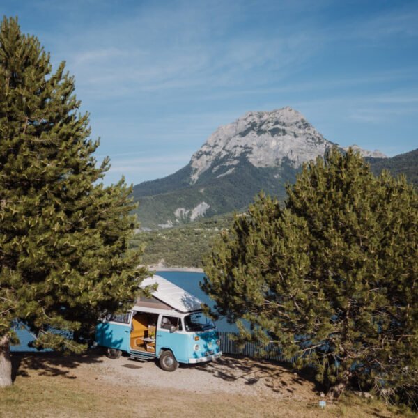 Camping car installé avec vue sur le lac Serre-Ponçon et sur les Alpes du camping Sunelia La Presqu'île **** dans les Hautes-Alpes en Provence-Alpes-Côte d'Azur à Prunières