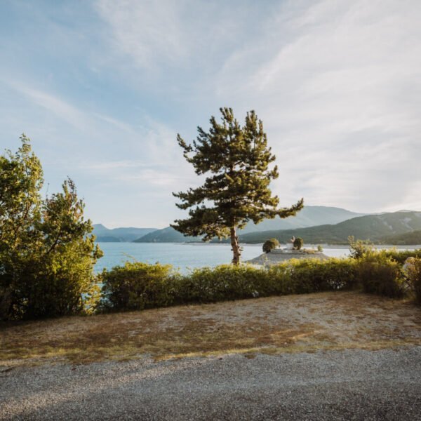 Sentier de balade avec vue sur le lac Serre-Ponçon et sur les Alpes du camping Sunelia La Presqu'île **** dans les Hautes-Alpes en Provence-Alpes-Côte d'Azur à Prunières