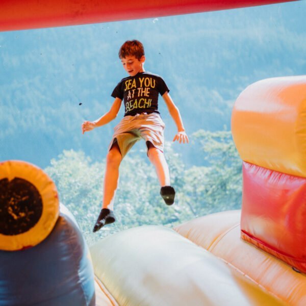 Jeux gonflables pour enfants de la résidence familiale Sunelia les Logis d'Orres dans les Hautes-Alpes en Provence-Alpes-Côte d'Azur à Les Orres