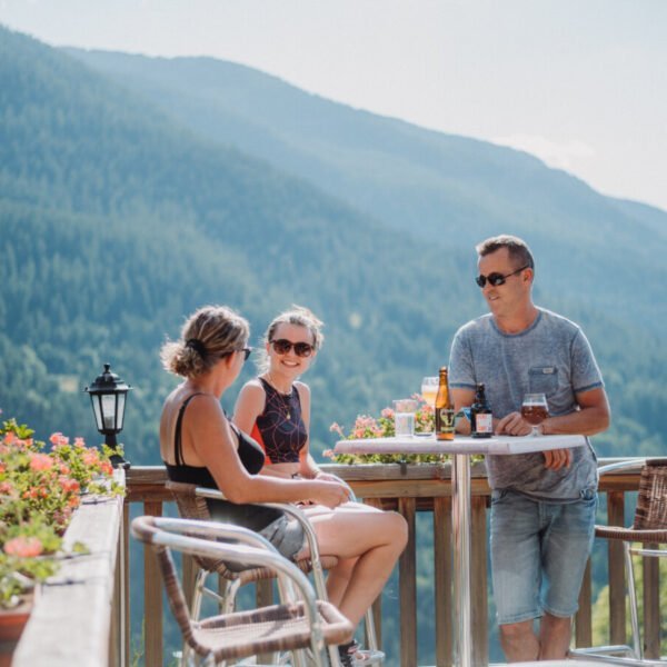 Repas sur la terrasse panoramique de la résidence familiale Sunelia les Logis d'Orres dans les Hautes-Alpes en Provence-Alpes-Côte d'Azur à Les Orres