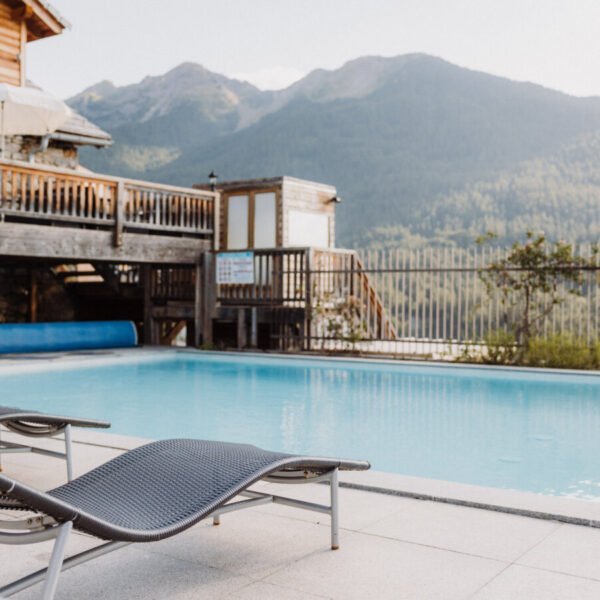 Piscine chauffée avec vue sur les Alpes de la résidence familiale Sunelia les Logis d'Orres dans les Hautes-Alpes en Provence-Alpes-Côte d'Azur à Les Orres