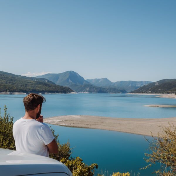 Paysage donnant sur le lac Serre-Ponçon et sur les Alpes du camping Sunelia La Presqu'île **** dans les Hautes-Alpes en Provence-Alpes-Côte d'Azur à Prunières