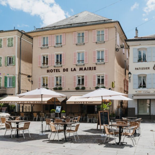 Place d'Embrum devant la Façade Logis Hôtel de la Mairie *** à Embrum dans les Hautes-Alpes en Provence-Alpes-Côte d'Azur