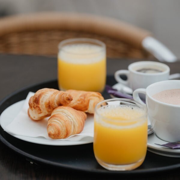 Petit déjeuner en terrasse du Logis Hôtel de la Mairie *** à Embrum dans les Hautes-Alpes en Provence-Alpes-Côte d'Azur