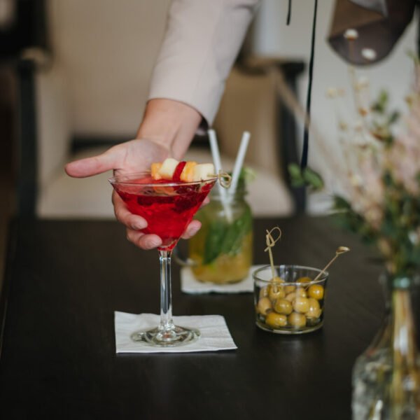 Cocktail du bar dans les anciennes écuries de l'Hôtel **** Restaurant Spa la Robéyère, BW Signature Collection en Hautes-Alpes dans les Alpes-Provence-Côte-d'Azur