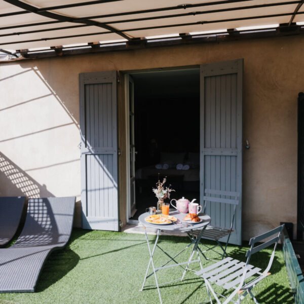 Terrasse au soleil avec transats d'une chambre de l'Hôtel **** Restaurant Spa la Robéyère, BW Signature Collection en Hautes-Alpes dans les Alpes-Provence-Côte-d'Azur