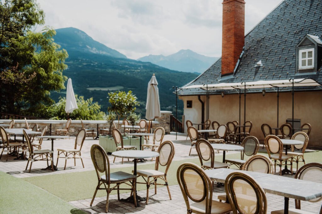 Terrasse panoramique donnant sur les Alpes de l'Hôtel **** Restaurant Spa la Robéyère, BW Signature Collection en Hautes-Alpes dans les Alpes-Provence-Côte-d'Azur