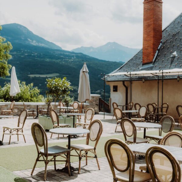 Terrasse panoramique donnant sur les Alpes de l'Hôtel **** Restaurant Spa la Robéyère, BW Signature Collection en Hautes-Alpes dans les Alpes-Provence-Côte-d'Azur