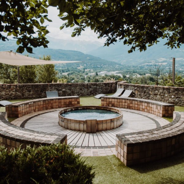 Bain nordique avec vue sur les montagnes de l'Hôtel **** Restaurant Spa la Robéyère, BW Signature Collection en Hautes-Alpes dans les Alpes-Provence-Côte-d'Azur