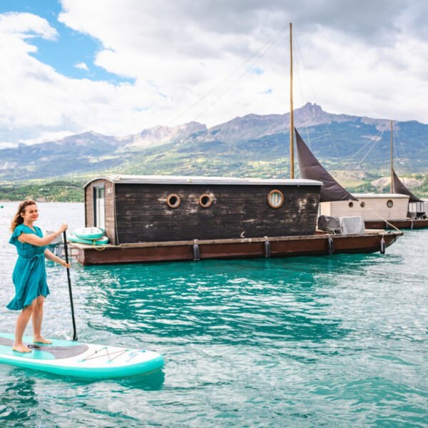 Paddle à côté de l'une des Toues Cabanées du Lac dans les Hautes-Alpes en Provence-Alpes-Côte d'Azur à Le Sauze-du-Lac