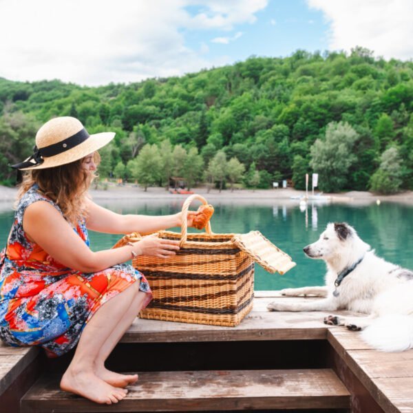 Pique nique avec un chien sur le ponton de l'une des Toues Cabanées du Lac dans les Hautes-Alpes en Provence-Alpes-Côte d'Azur à Le Sauze-du-Lac