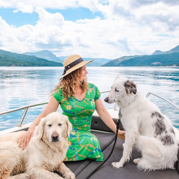 Balade en bateau sur le lac de Serre-Ponçon avec deux chiens du camping Sunelia La Presqu'île **** dans les Hautes-Alpes en Provence-Alpes-Côte d'Azur à Prunières