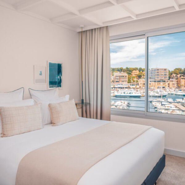 Chambre double d'une des suite avec vue sur le port et la mer du Bleu Hôtel & Spa dans les Bouches-du-Rhône en Provence-Alpes-Côte d'Azur à Carry-le-Rouet