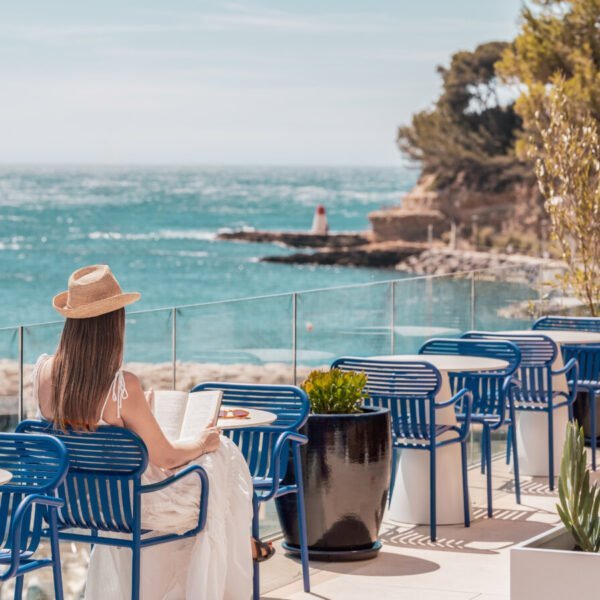 Tables en terrasse avec vue sur la Méditerranée du Bleu Hôtel & Spa dans les Bouches-du-Rhône en Provence-Alpes-Côte d'Azur à Carry-le-Rouet