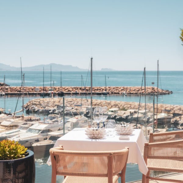 Tables en terrasse avec vue sur le port devant le Bleu Hôtel & Spa dans les Bouches-du-Rhône en Provence-Alpes-Côte d'Azur à Carry-le-Rouet