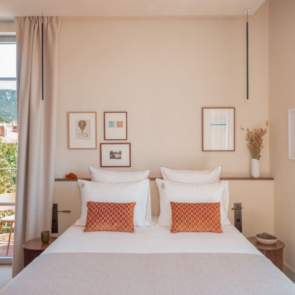 Chambre double d'une suite avec vue sur la merde l'Hôtel Liautaud dans les Bouches-du-Rhône en Provence-Alpes-Côte d'Azur à Cassis