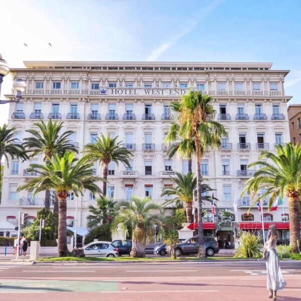 Façade de l'Hôtel West End Nice à Nice dans les Alpes-Maritimes en Provence-Alpes-Côte d'Azur