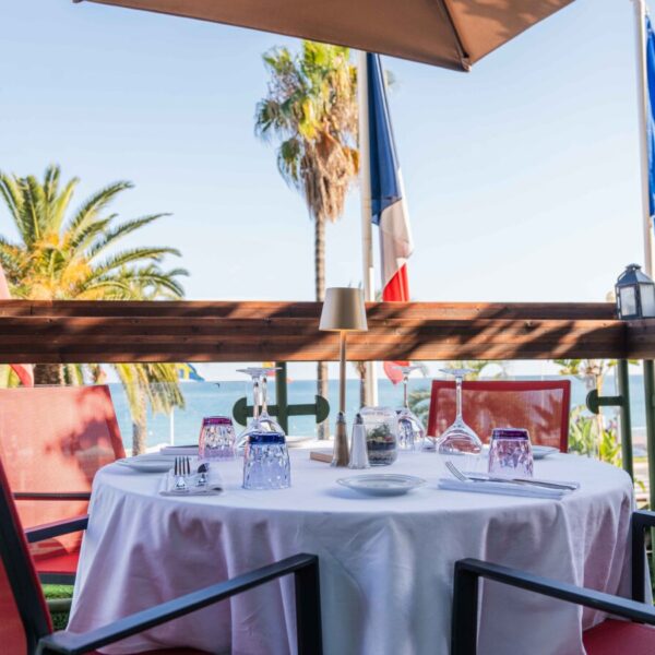 Table sur la terrasse vue sur la mer du restaurant le Siècle de l'Hôtel West End Nice à Nice dans les Alpes-Maritimes en Provence-Alpes-Côte d'Azur