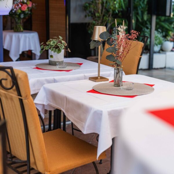 Table à l'intérieur du restaurant le Siècle de l'Hôtel West End Nice à Nice dans les Alpes-Maritimes en Provence-Alpes-Côte d'Azur