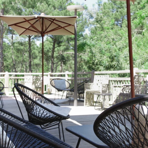 Terrasse ombragée du Domaine du Ferret en Gironde en Nouvelle-Aquitaine à Lège-Cap-Ferret