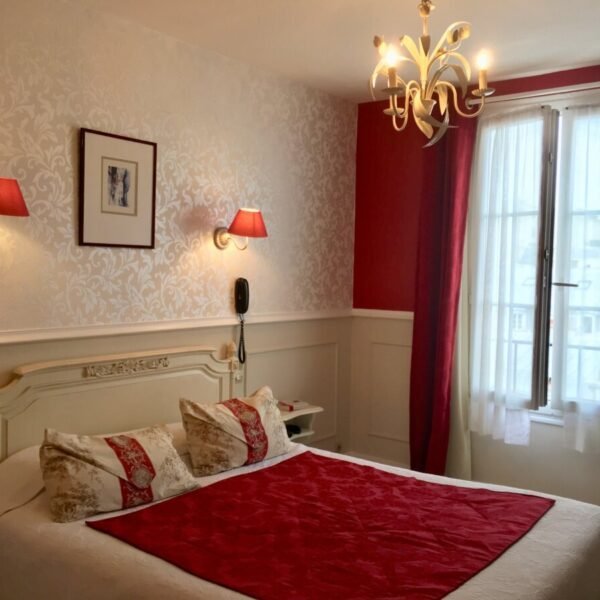 Chambre double rouge et blanche de l'HÔTEL CHOPIN à Paris en île de France