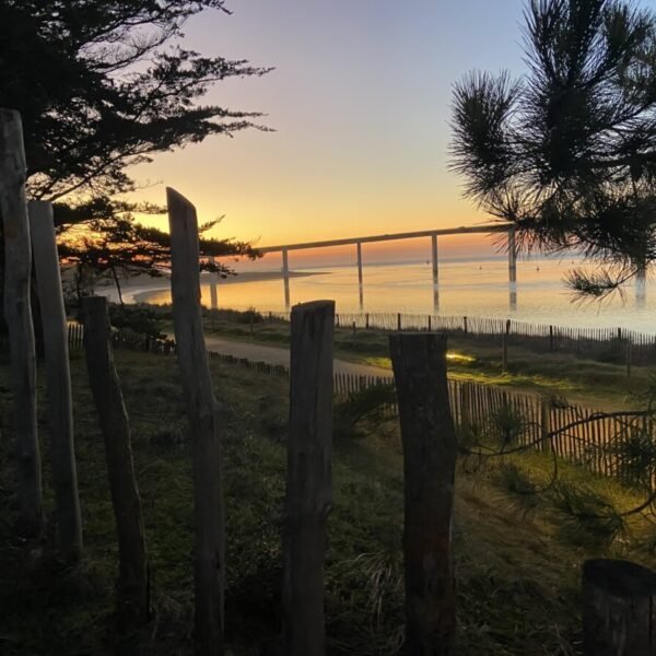 Coucher de soleil sur la mer proche de la Villas Les Bains de Mer en Vendée au Pays de La Loire à La Barre-de-Monts