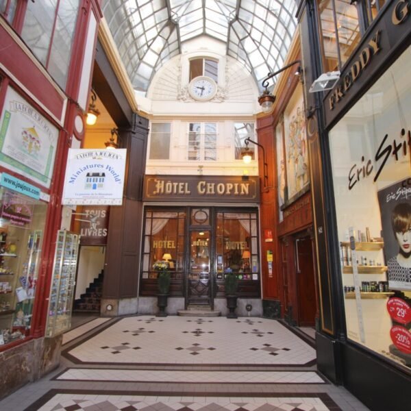 Façade de l'HÔTEL CHOPIN à Paris en île de France