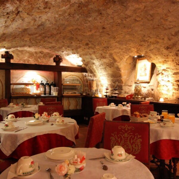 Salle du petit déjeuner sous les voûtes de l'HÔTEL DE LA BRETONNERIE à Paris en île de France