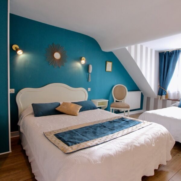 Chambre double blanche et bleue de l'HÔTEL CHOPIN à Paris en île de France