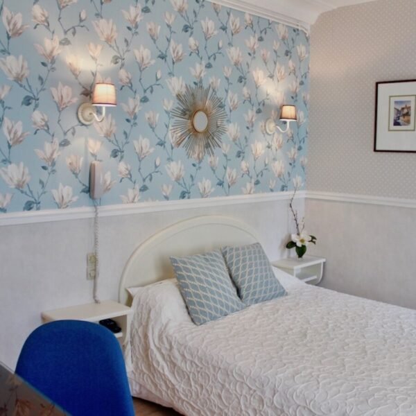 Chambre bleue lit queen size de l'HÔTEL CHOPIN à Paris en île de France