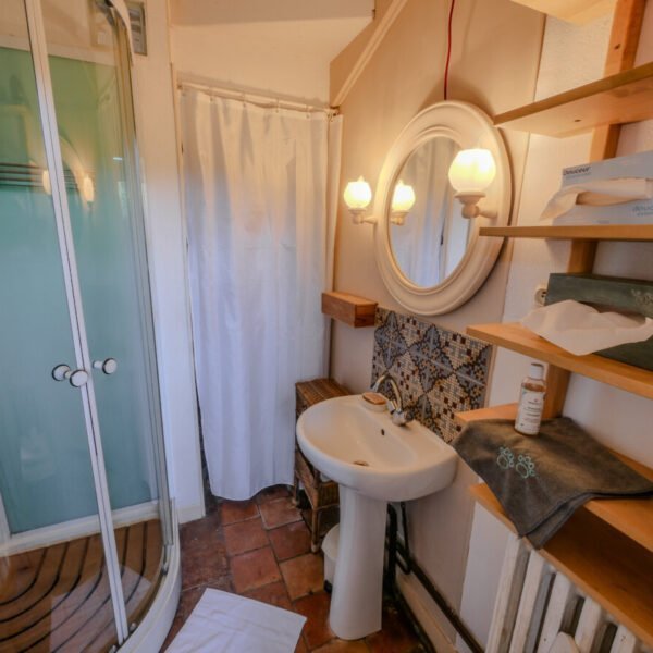 Salle de bain dans la maison le Beagle en Indre-et-Loire dans le Centre-Val de Loire à Lussault-sur-Loire