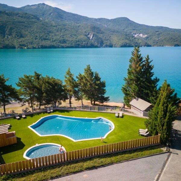 Espace aquatique avec vue sur le lac Serre-Ponçon et sur les Alpes du camping Sunelia La Presqu'île **** dans les Hautes-Alpes en Provence-Alpes-Côte d'Azur à Prunières