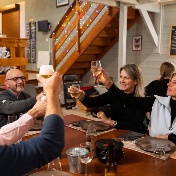 Repas convivial avec toute la famille dans un hébergement de la résidence familiale Sunelia les Logis d'Orres dans les Hautes-Alpes en Provence-Alpes-Côte d'Azur à Les Orres