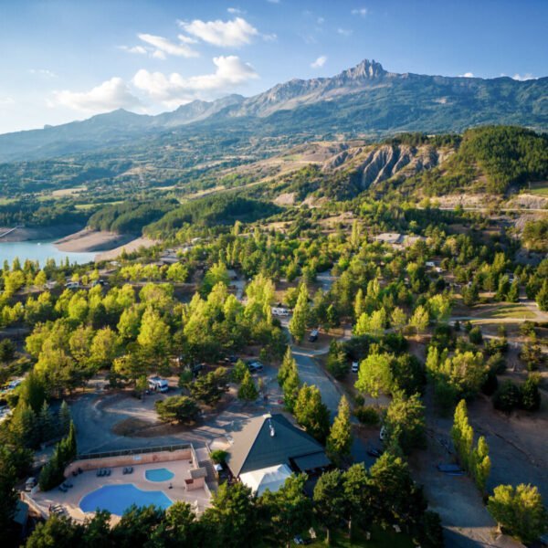 Vue d'en haut sur l'ensemble du camping Sunelia La Presqu'île **** dans les Hautes-Alpes en Provence-Alpes-Côte d'Azur à Prunières