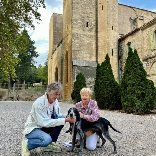 Chien et ses maitres devant l'Abbaye de Valmagne dans Hérault en Occitanie à Villeveyrac