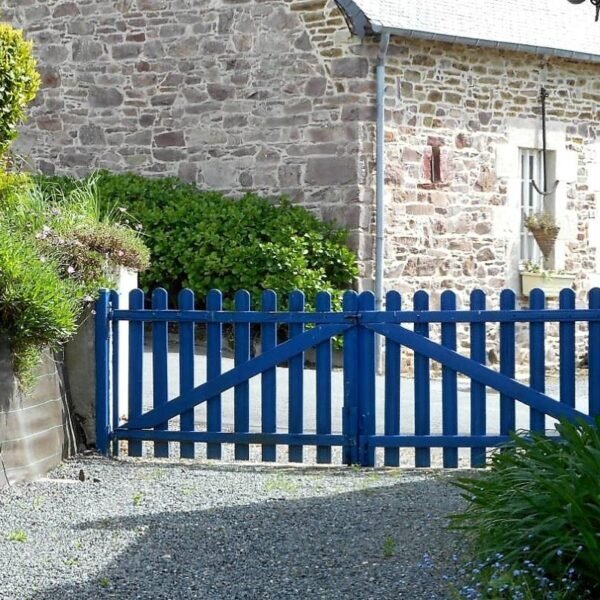 Portail bleu du gîte de Kervalo, moderne et confort pour 4 en Côtes-d'Armor en Bretagne à Pontrieux
