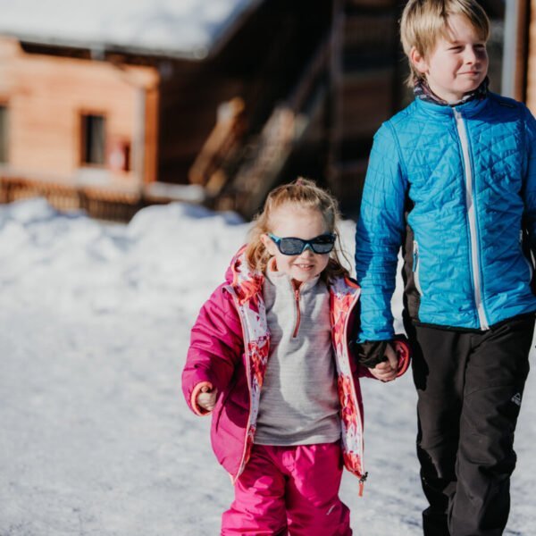 Deux enfants en habits de neige dans les Alpes près de la résidence Sunelia les Logis d'Orres dans les Hautes-Alpes en Provence-Alpes-Côte d'Azur à Les Orres