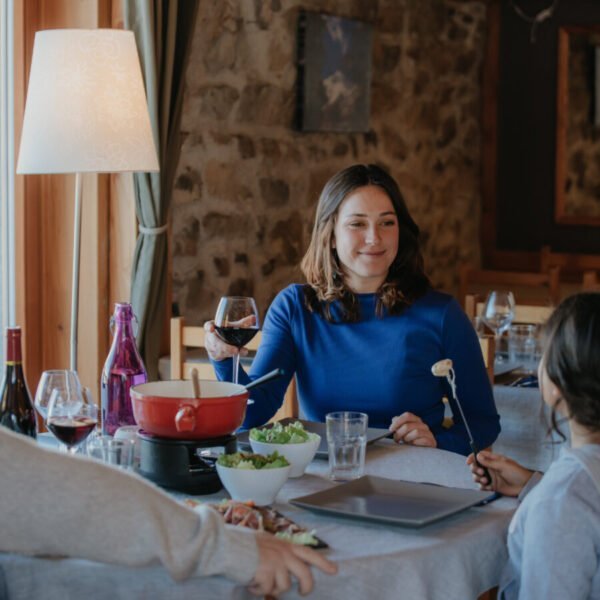 Salle du restaurant "Le Comptoir des Chalets" de la résidence Sunelia les Logis d'Orres dans les Hautes-Alpes en Provence-Alpes-Côte d'Azur à Les Orres