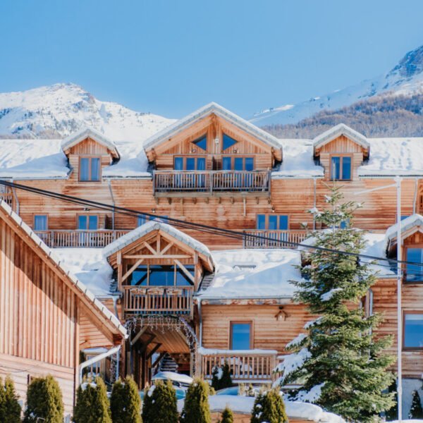 Façade de l''établissement en pleine montagne Sunelia les Logis d'Orres dans les Hautes-Alpes en Provence-Alpes-Côte d'Azur à Les Orres