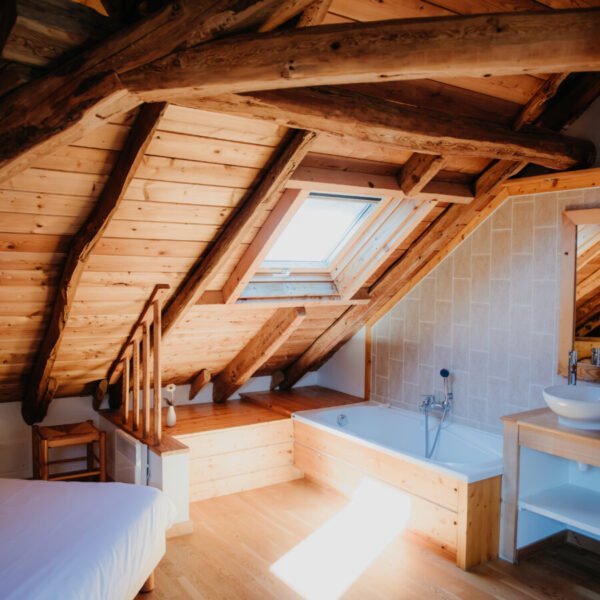 Salle de bains d'un des chalets de Sunelia les Logis d'Orres dans les Hautes-Alpes en Provence-Alpes-Côte d'Azur à Les Orres